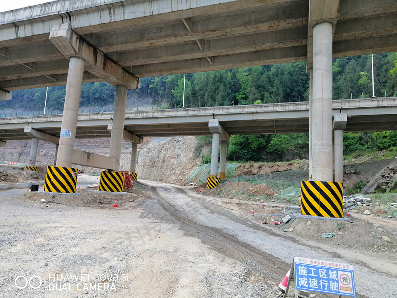 公路防撞设施